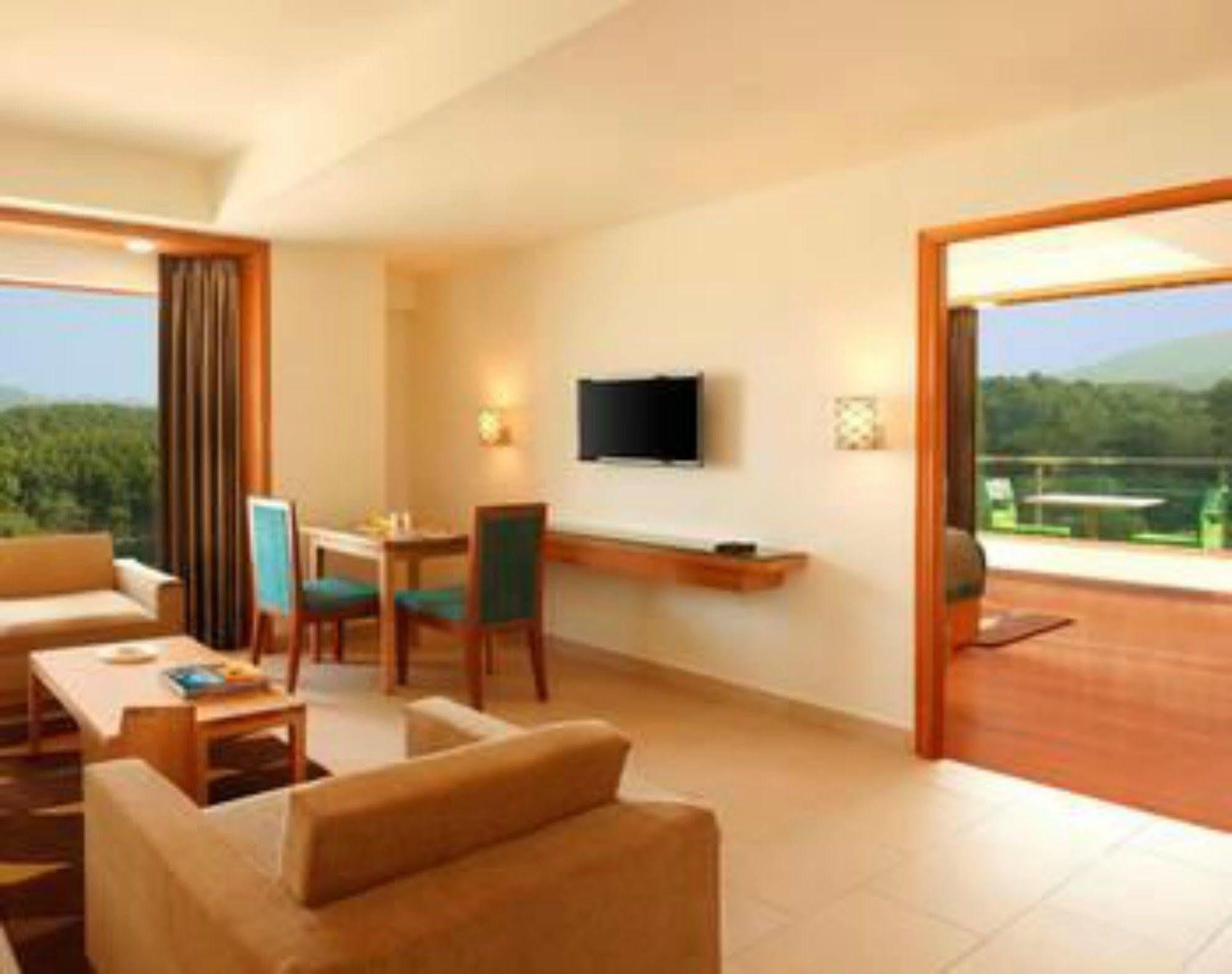 Lemon Tree Hotel, Дехрадун Экстерьер фото